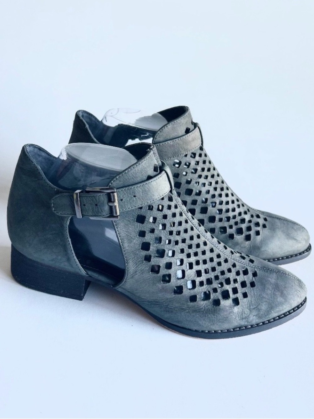 Vince Camuto Grey Man Made Leather Close Toe Boots size 8.5.